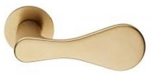 Дверная ручка DND Drop, на тонкой круглой розетке, латунь матовая